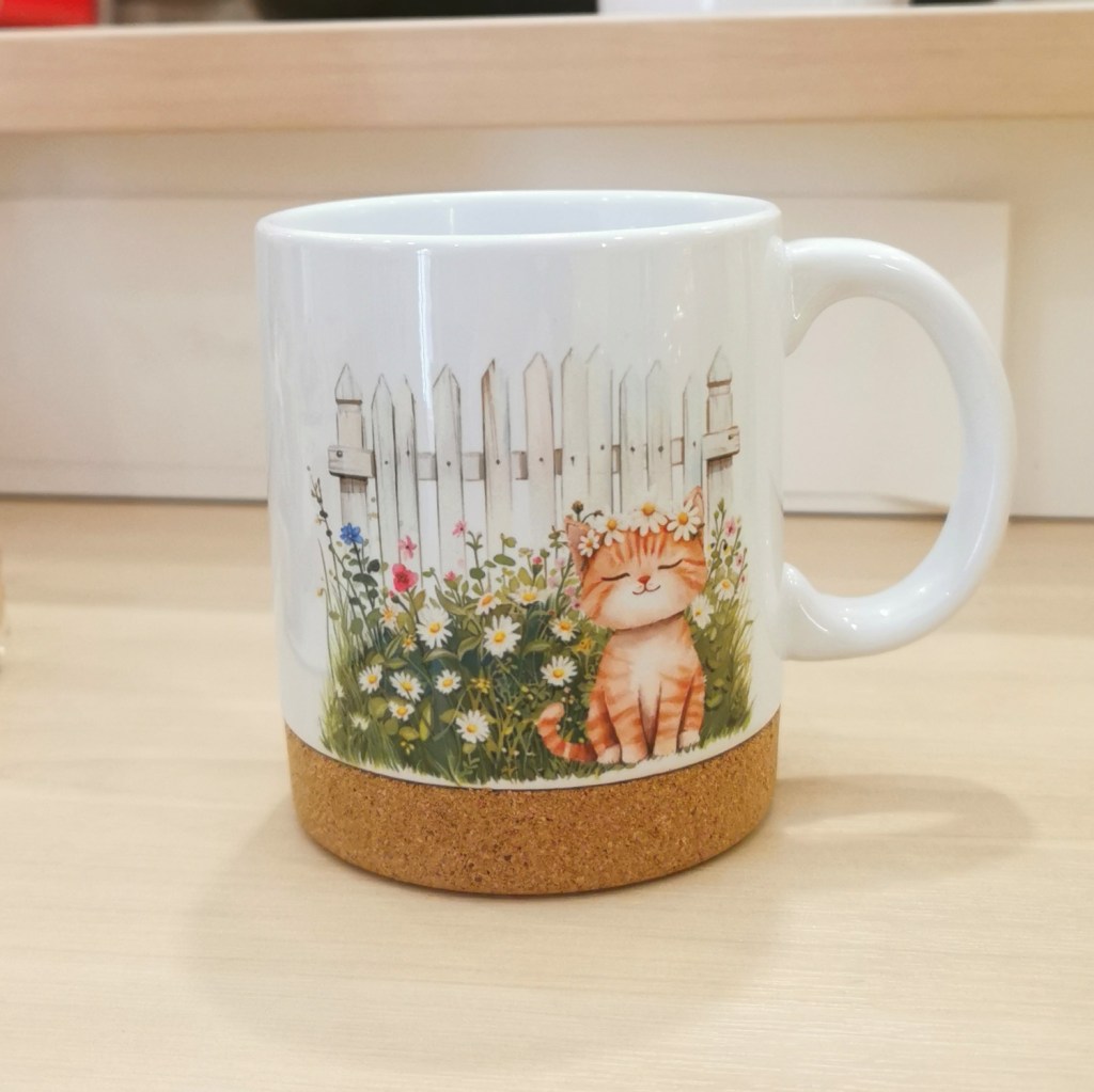 Tazza con steccionato e gattino con ghirlanda di margherite